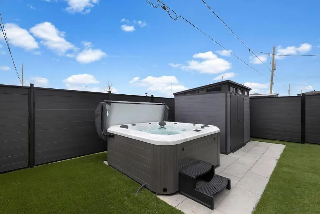 Townhome With Spa In Mirabel - 1 Holiday home